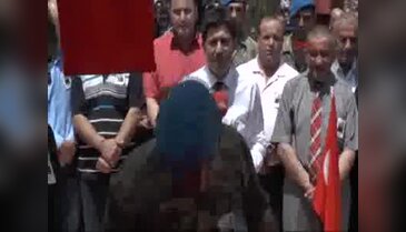 Silah arkadaşı tabut üzerine mermi koydu