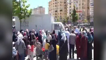 Çorum'da sığınmacılara un dağıtımında izdiham