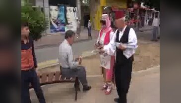 Mersin'de vatandaşa davul zurnalı 'ferman' dağıtımı