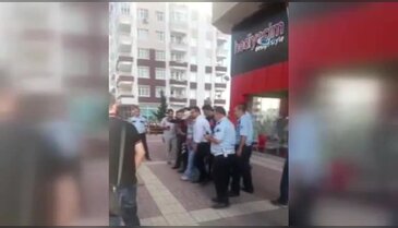 Emekli öğretmen sokak ortasında kendisini bıçakladı