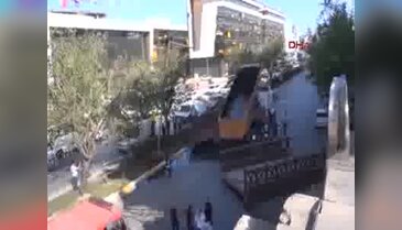 Kamyonun açılan damperi üst geçidin köprüsünü koparttı