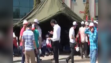 Açlık grevini bitirip milletvekilleriyle halay çektiler