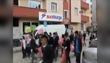 Öğrenciler, cadde ve sokakları çöpten temizledi