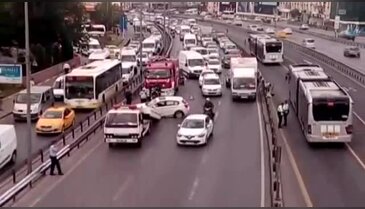 Trafik kazası E-5'te trafiği felç etti