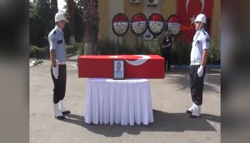 Şehit polisin oğlu, babasının telsizini elinden bırakmadı