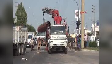 Kırmızı ışıkta beklerken damperi açılan kamyon devrildi