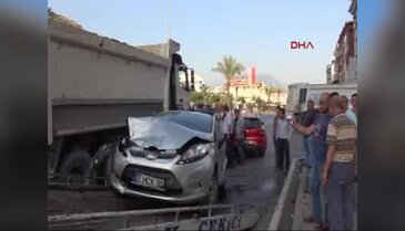 Alanya'da kamyonla otomobil çarpıştı, kadın sürücü ağır yaralandı