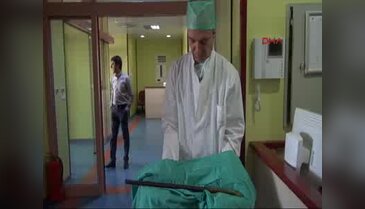 Göğsünden girip, sırtından çıkan demirden ameliyatla kurtuldu