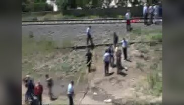 Demiryolundan geçerken tren altında öldü
