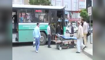 Halk otobüsünde düşen 8 aylık hamile kadın, hastaneye yetiştirildi