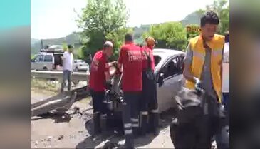 Bariyere 'ok' gibi saplanan otomobilin sürücüsü öldü