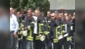İtfaiyeciler Kosova Başbakanlık binası önünde protesto düzenlendi