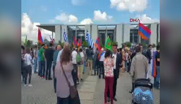 Berlin Meclisi önünde sözde 'soykırım' kararına destek gösterisi