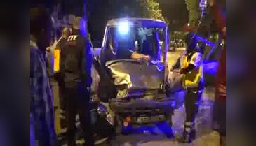 Minibüste sıkışan sürücü acısını unutup cep telefonunu sordu