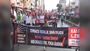 Mersin CHP'liler şehitlere saygı için yürüdü