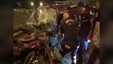 Hafif ticari araç, uyarı levhası taşıyan kamyonete çarptı 1 ölü, 1 yaralı
