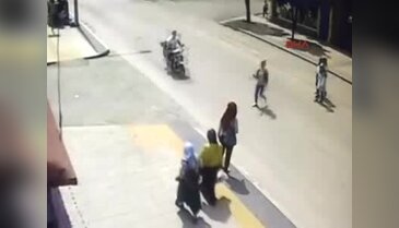 Ordu'daki motosiklet kazası anı güvenlik kamerasına yansıdı