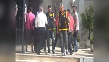 Bursa'da babasını öldüren genç kız ağlaya ağlaya adliyeye sevk edildi