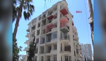 Binanın tepesine iş makinası çıkarıp yıkım yapıyorlar