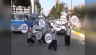 'Şehrin Kahramanları' trafik kurallarına pandomimle dikkat çekti