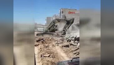 Nusaybin'de ekskavatör operatörü enkazda gördüğü Kur'an-ı Kerim'i böyle çıkardı