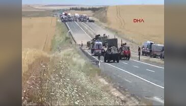 Diyarbakır'da askeri araca bombalı saldırı - 1