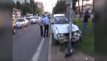 Elektrik direğine çarpan otomobilin sürücüsü yaralandı