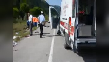 Memlekete dönüş yolunda kaza: 1 ölü, 2 yaralı