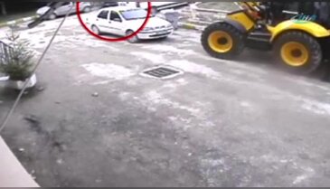 Yaşlı adamı metrelerce sürükledi!