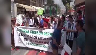 Bursa'da maket ineği gören selfi çekmek için yarıştı