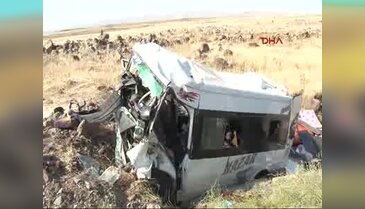 Diyarbakır'da minibüs devrildi, 6 kişi öldü, 4 kişi yaralandı - 2