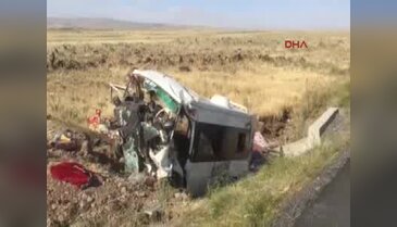 Diyarbakır'da minibüs devrildi, 6 kişi öldü, 4 kişi yaralandı - 1