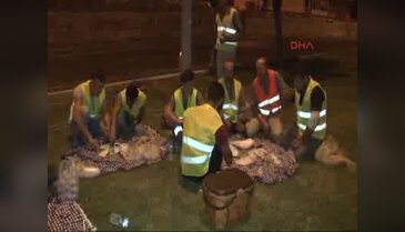 İzmir Yolda çalışan işçiler, orta refüjde sahur yaptı