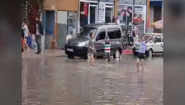 Yağmur suyu nedeniyle kapanan ana yolda suyla oynadılar