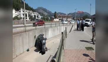 Kediye çarpmamak için otomobiliyle kanala uçtu