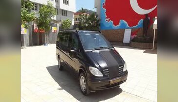 Almanya'yı protesto için makam aracının armasını siyah örtüyle kapattı