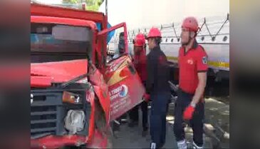 TIR'a çarpan kamyonetin sürücüsü araçta sıkıştı