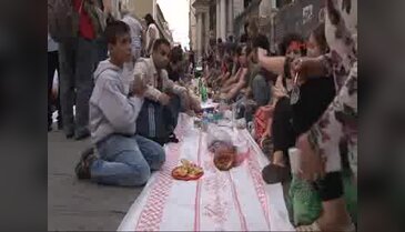 Yeryüzü sofraları ramazanın ilk iftarını Galatasaray Meydanı'nda yaptı