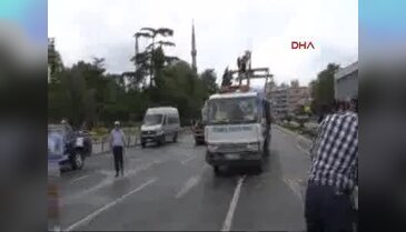 Terör saldırısında hasar gören araçlar olay yerinden kaldırıldı