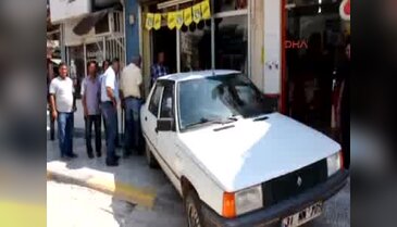 El freni çekilmeyen otomobil işyeri vitrinine çarptı