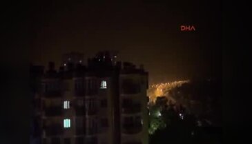 Tarsus'ta fırtına ağaçları devirdi çatıları uçurdu