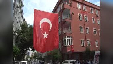 Şehit Polisin Zeytinburnu'ndaki evine ateş düştü
