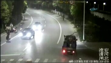 Bir anda kamyonetin altında kaldı