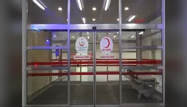 Saman yüklü kamyonet devrildi 2 yaralı