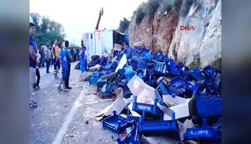 Antalya-Finike'de devrilen kamyonun şoförü öldü