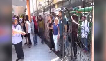 Kahraman öğretmen, gözyaşlarıyla toprağa verildi - 1