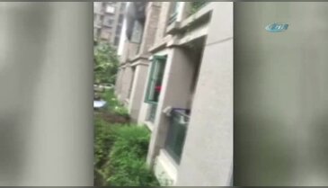 Çocuğunu 3. kattan aşağı bıraktı