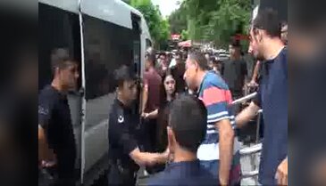 Yaralı polisler meslektaşlarının cenazesine katılmak için hastaneden çıktı