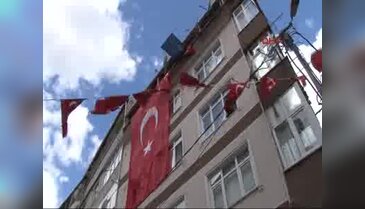 Şehit polis Gökhan Topçu'nun cenazesi helallik için evinin önüne getirildi