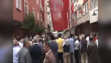 Şehit polis Kadir Cihan Karagözlü'nün helallik için cenazesi evinin önüne getirildi